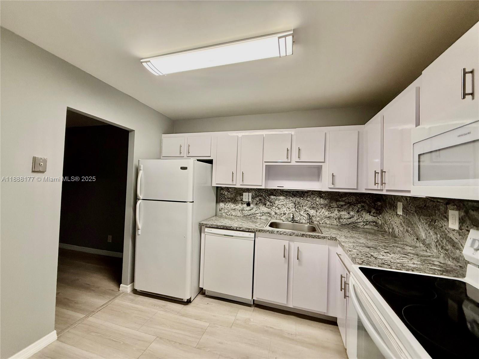 2761 S Taft St # 201