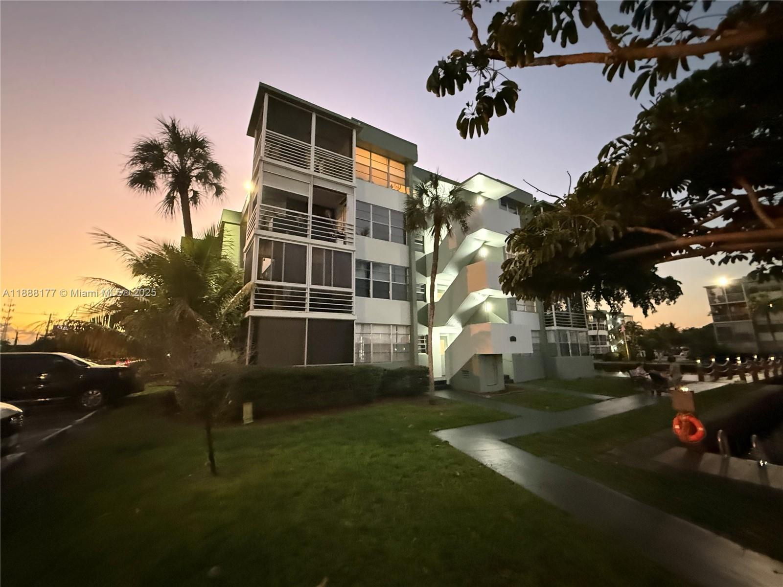 2761 S Taft St # 201