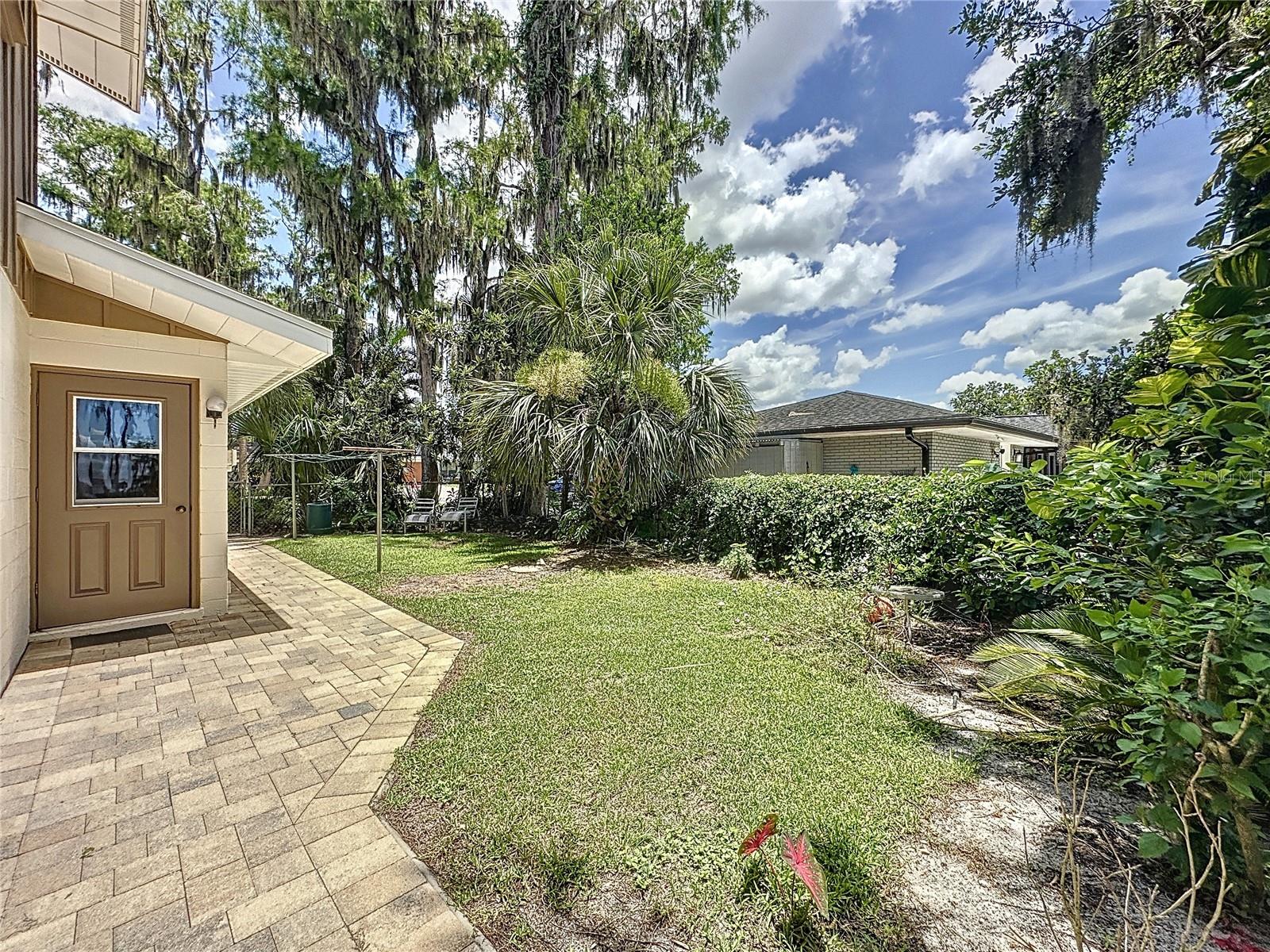 11401 CYPRESS DR