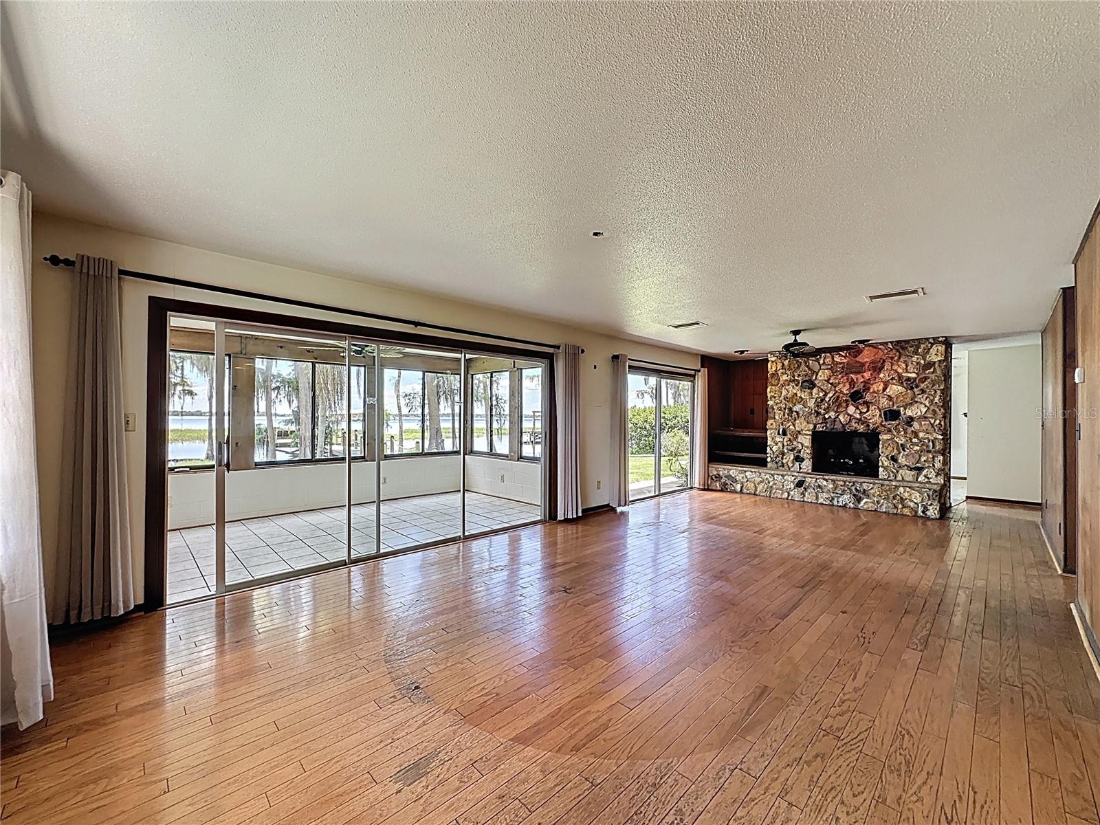 11401 CYPRESS DR
