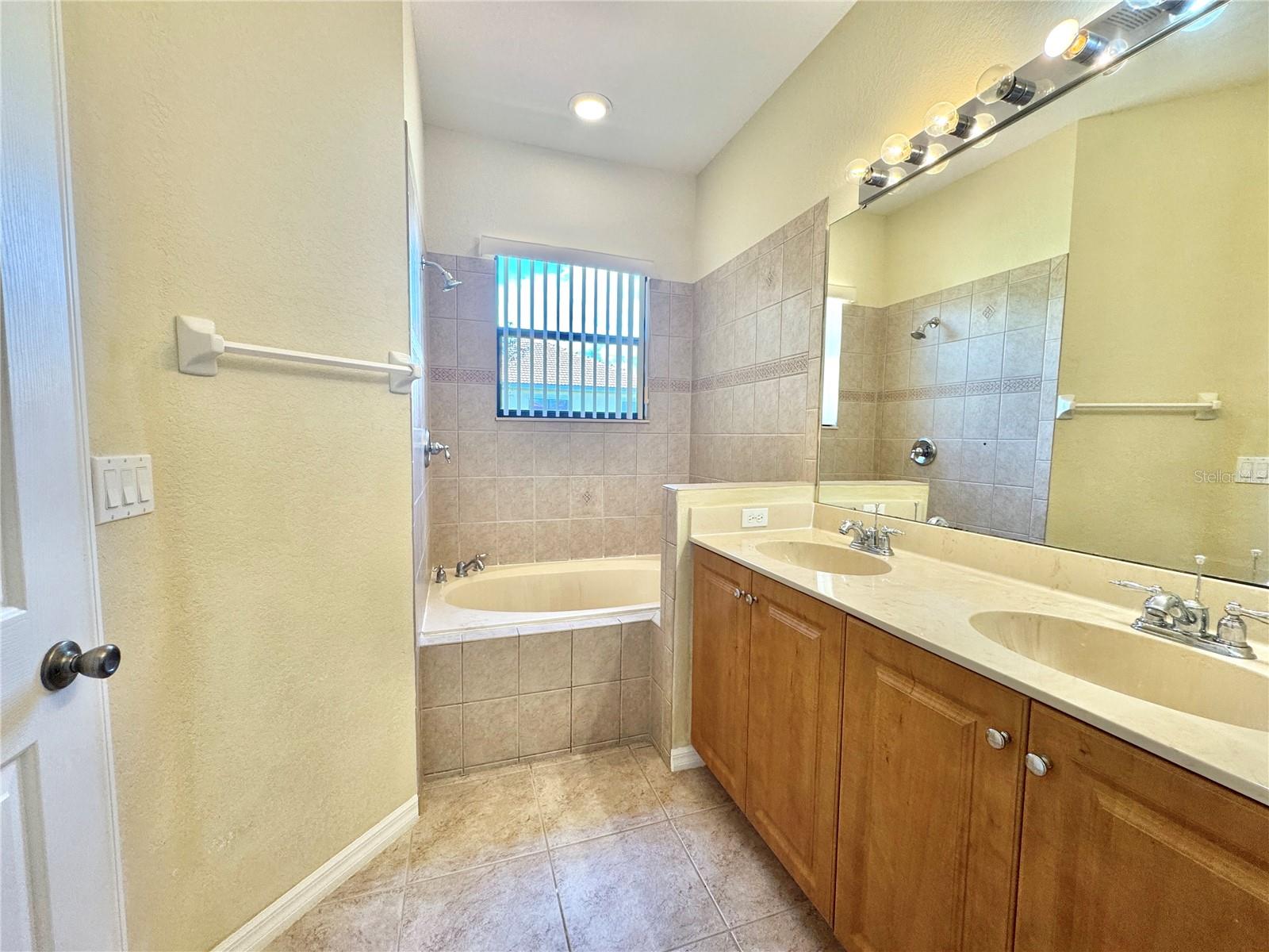 1270 CLOVE DR
