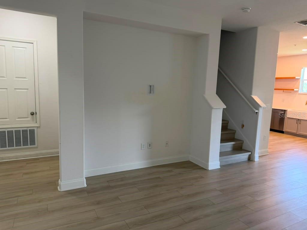 1221 PRIORY CIR
