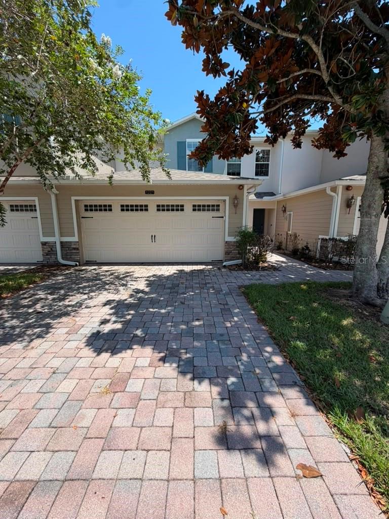 1221 PRIORY CIR