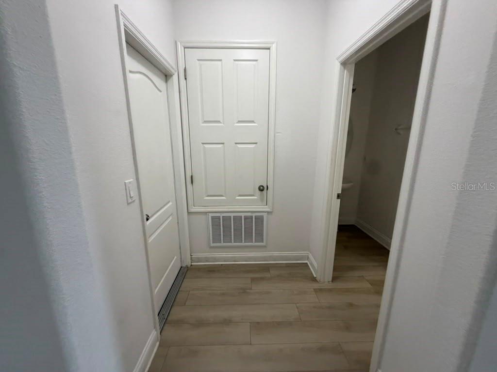 1221 PRIORY CIR