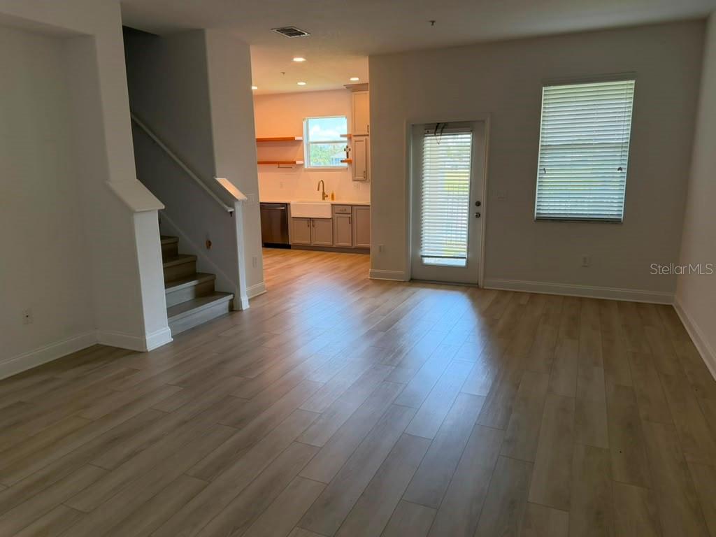 1221 PRIORY CIR