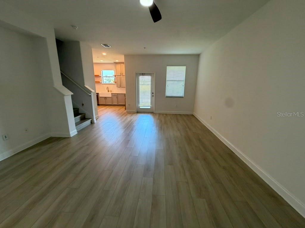 1221 PRIORY CIR