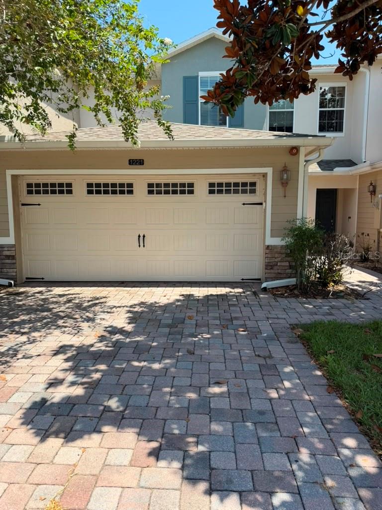1221 PRIORY CIR