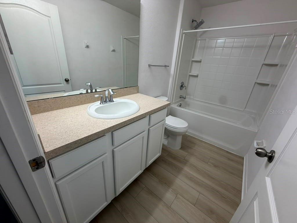 1221 PRIORY CIR