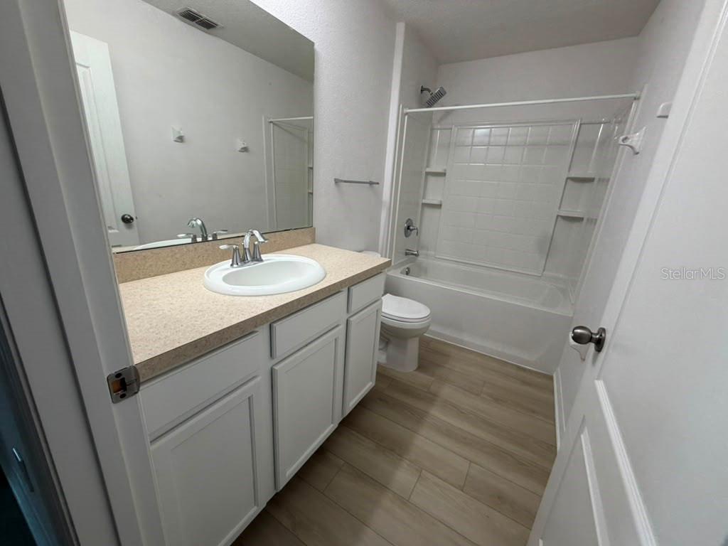 1221 PRIORY CIR