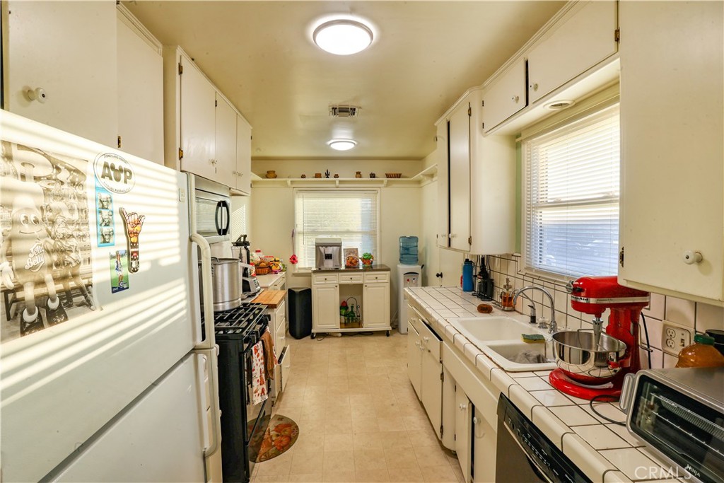 1821 W Alisal Street