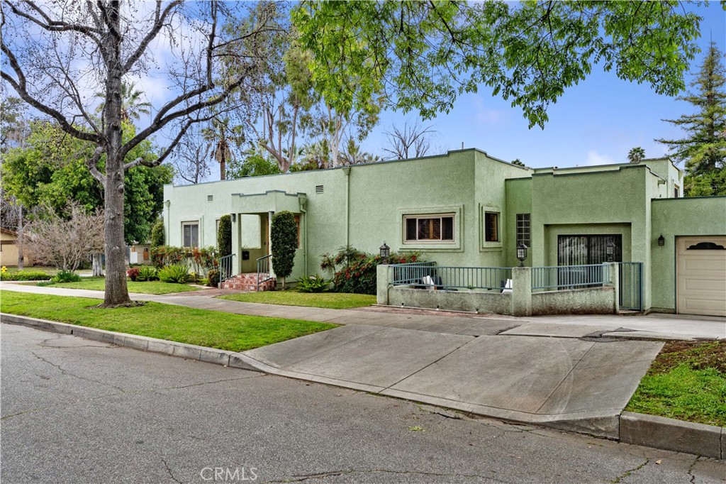 231 E Bennett Avenue