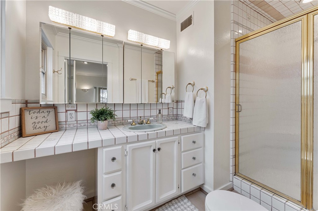 231 E Bennett Avenue