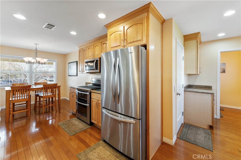 735 E Mountain View Avenue