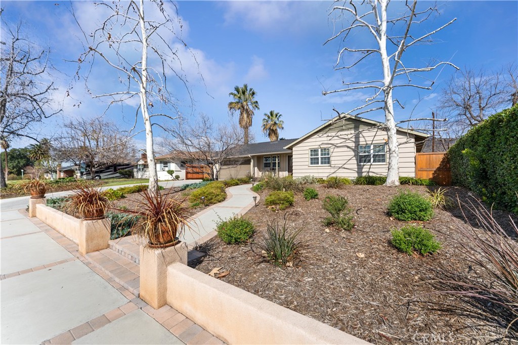 735 E Mountain View Avenue