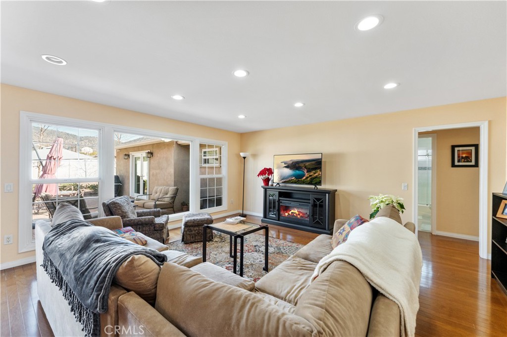 735 E Mountain View Avenue