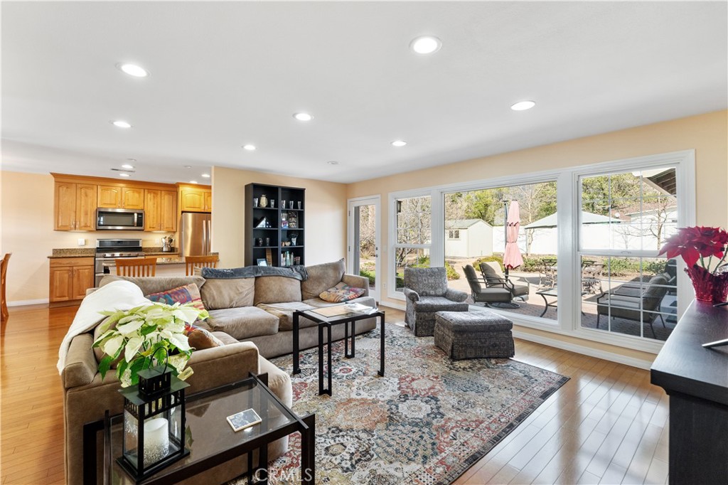 735 E Mountain View Avenue