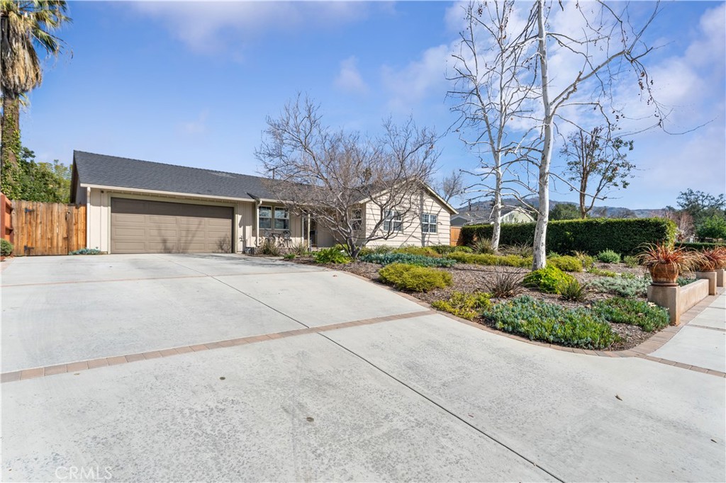 735 E Mountain View Avenue