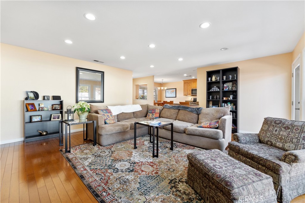 735 E Mountain View Avenue