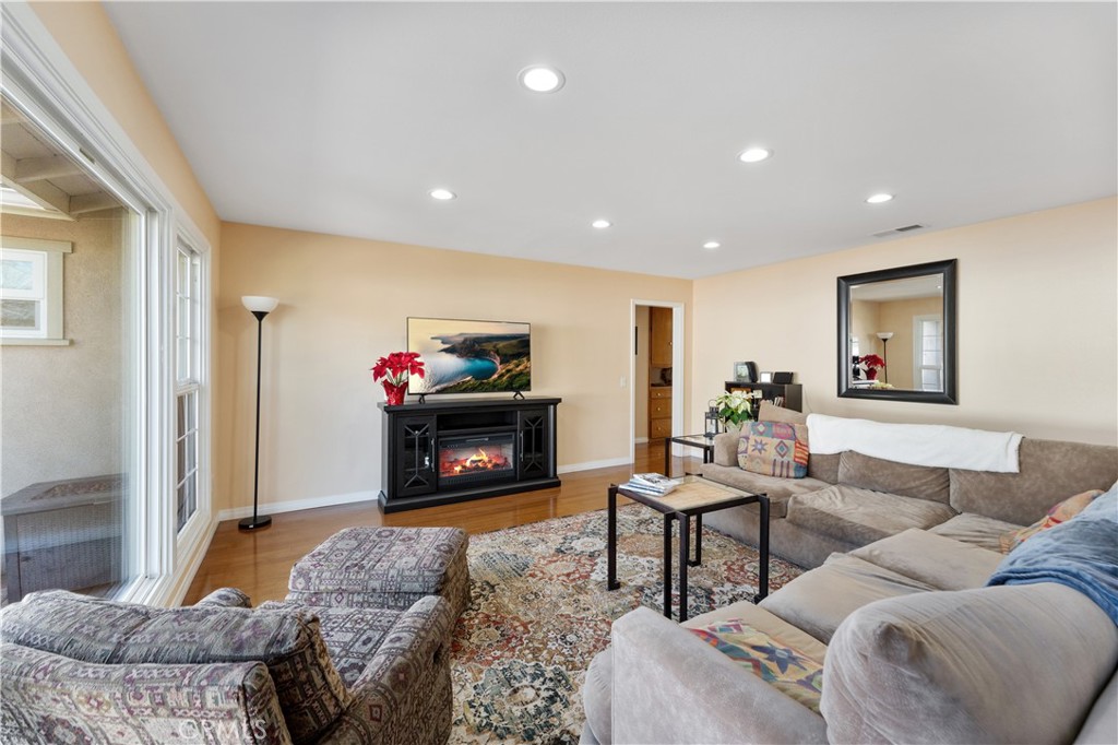 735 E Mountain View Avenue