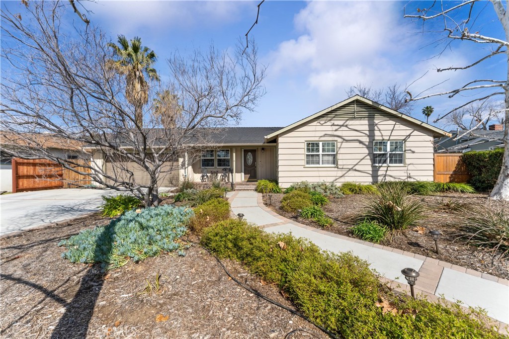 735 E Mountain View Avenue