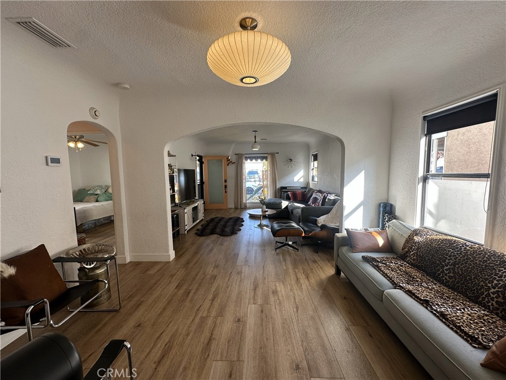 206 W Mountain View Avenue