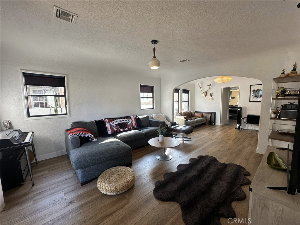 206 W Mountain View Avenue