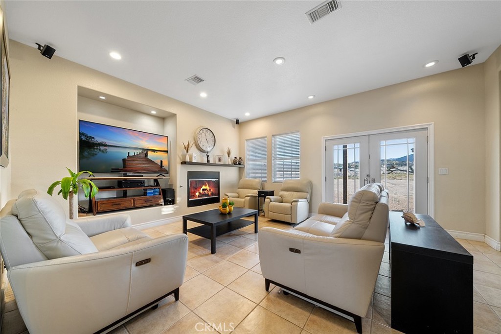 5040 E Avenue T 8