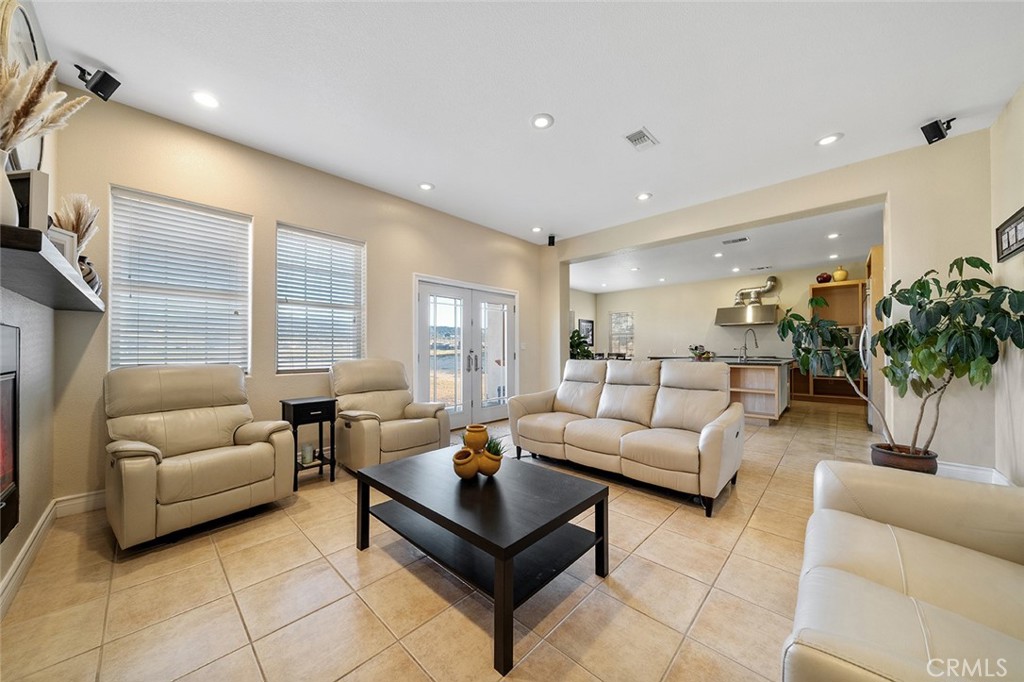 5040 E Avenue T 8