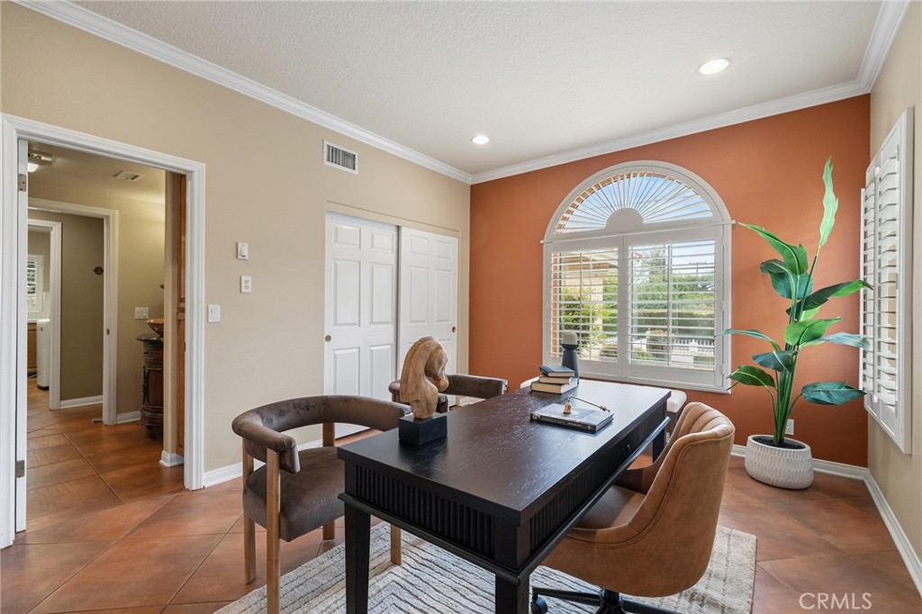 137 W Greystone Avenue