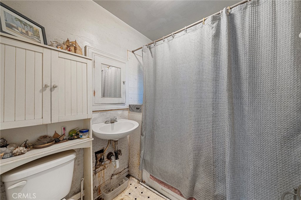 4928 Highland View Avenue