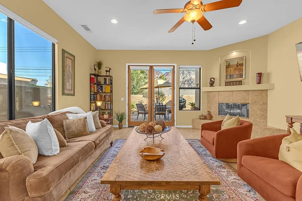 54052 Avenida Martinez