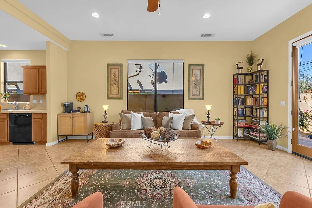 54052 Avenida Martinez