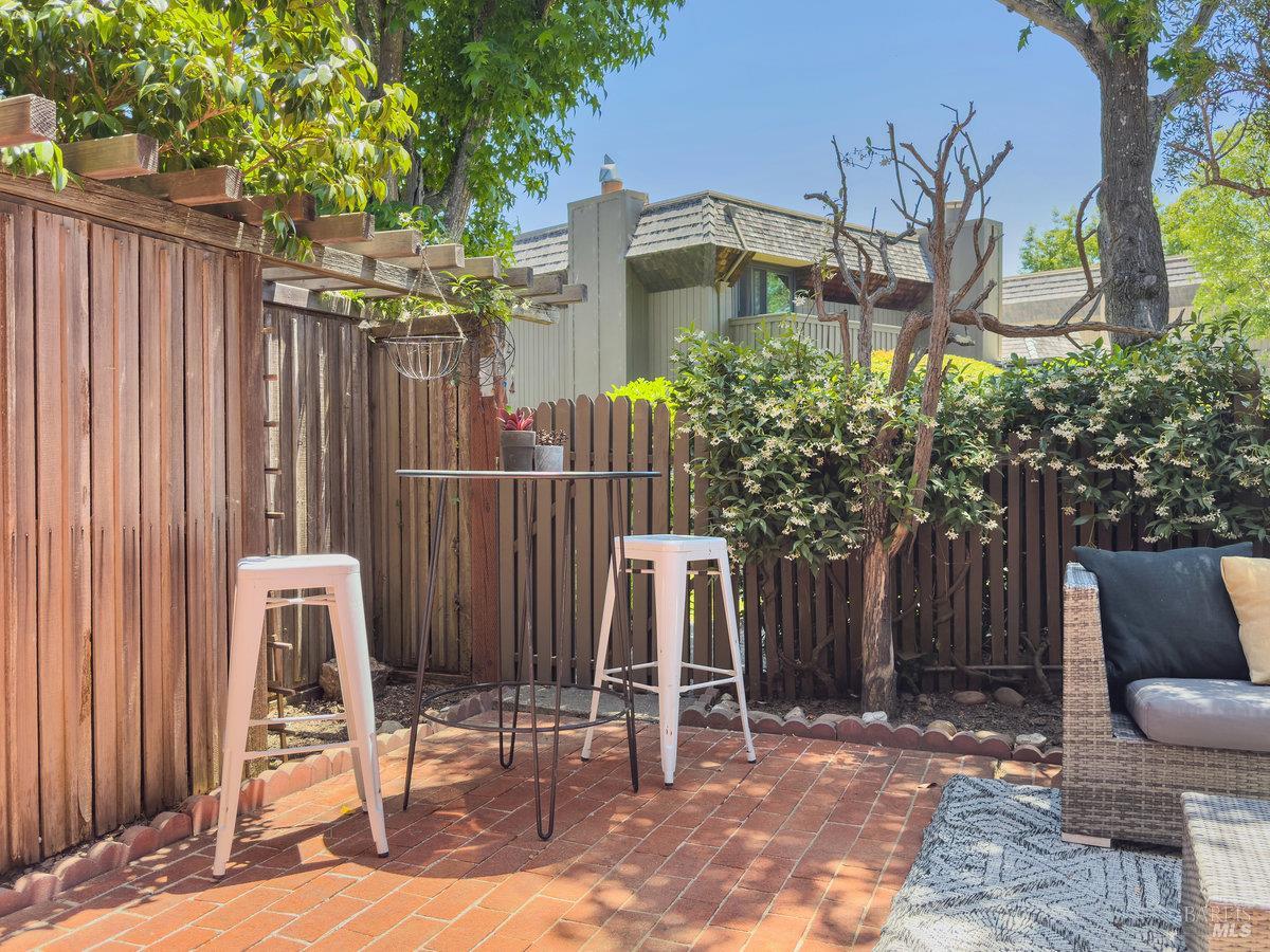 15 Sulgrave Ln
