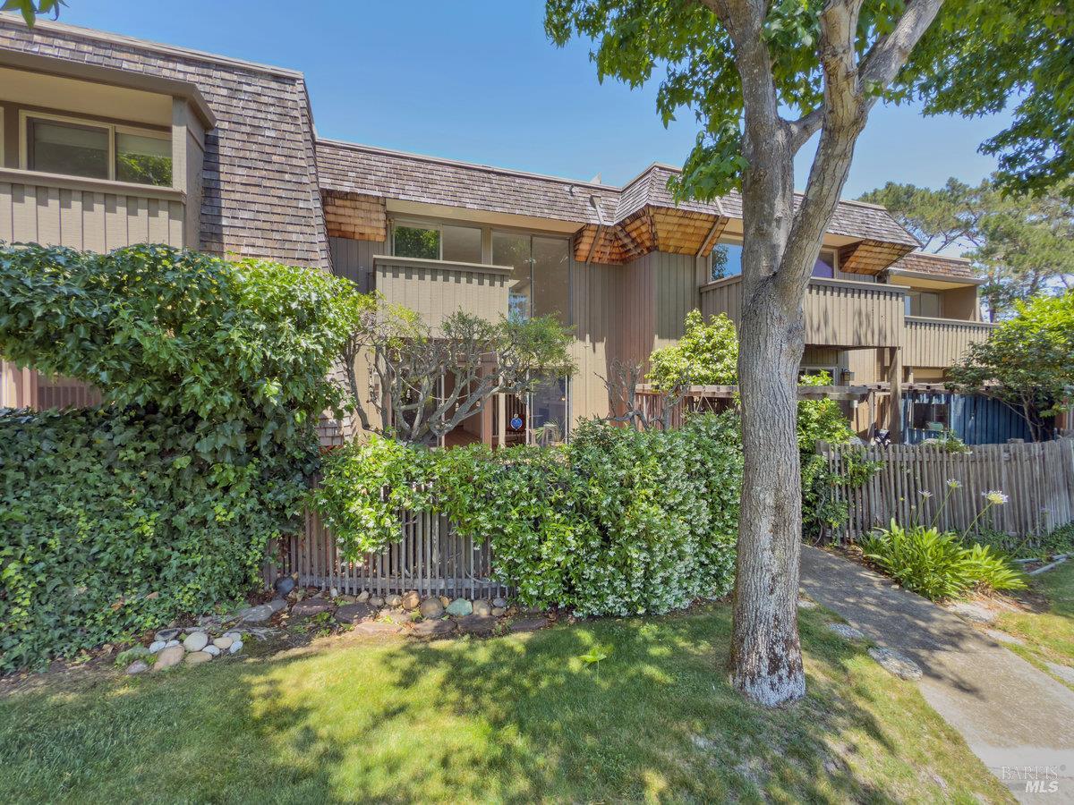 15 Sulgrave Ln