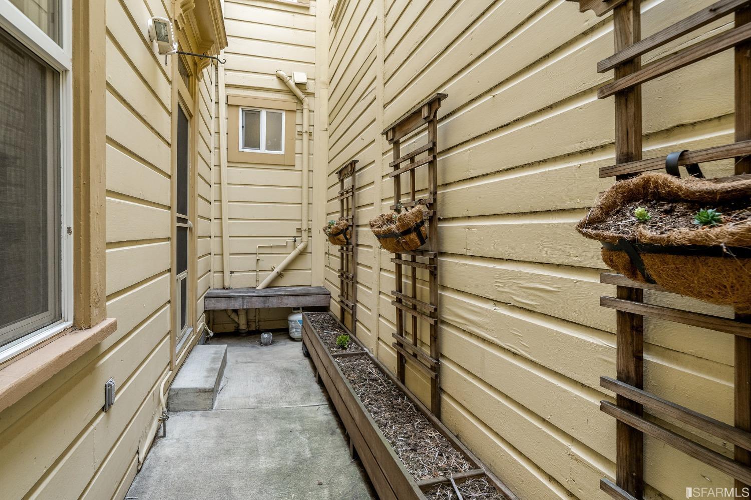 6 Godeus Street