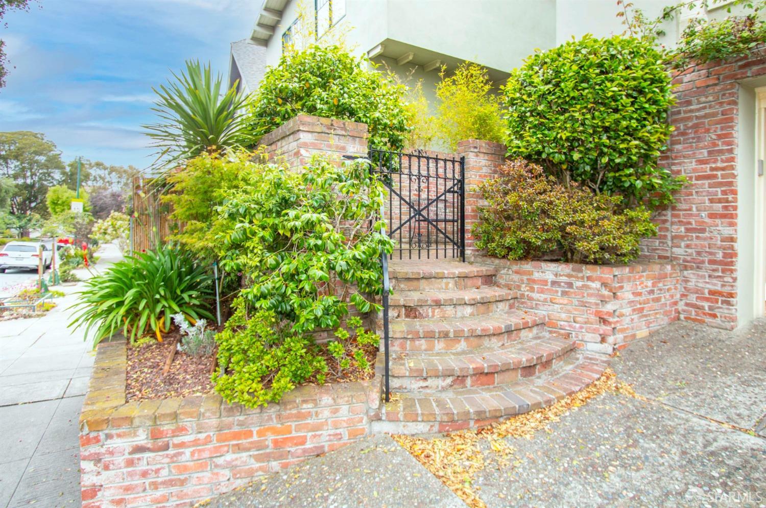 260 Dorantes Avenue