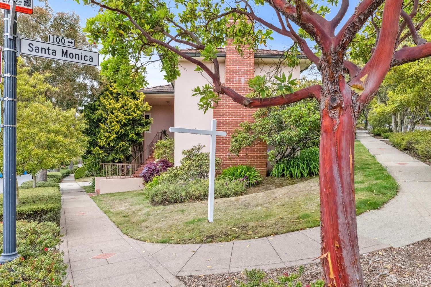 95 Santa Paula Ave