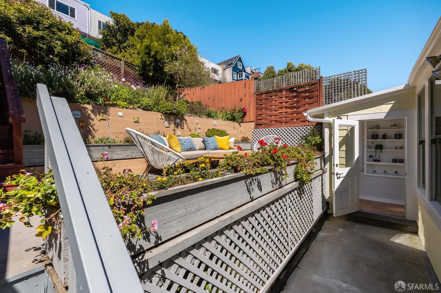 328 Surrey Street
