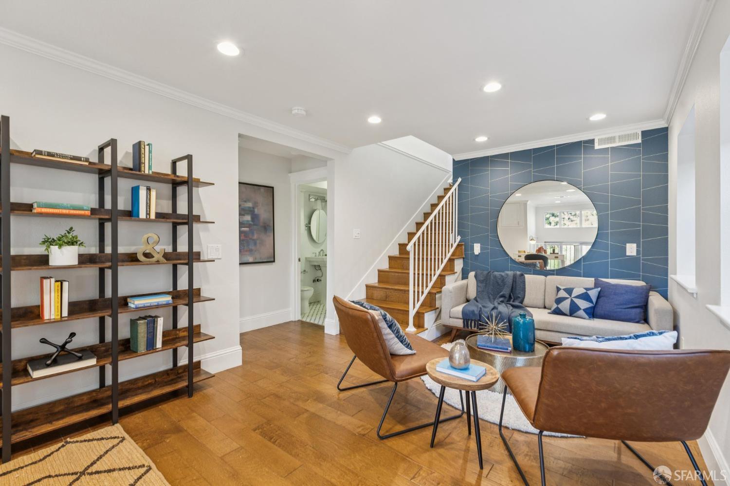 165 W Macarthur Boulevard