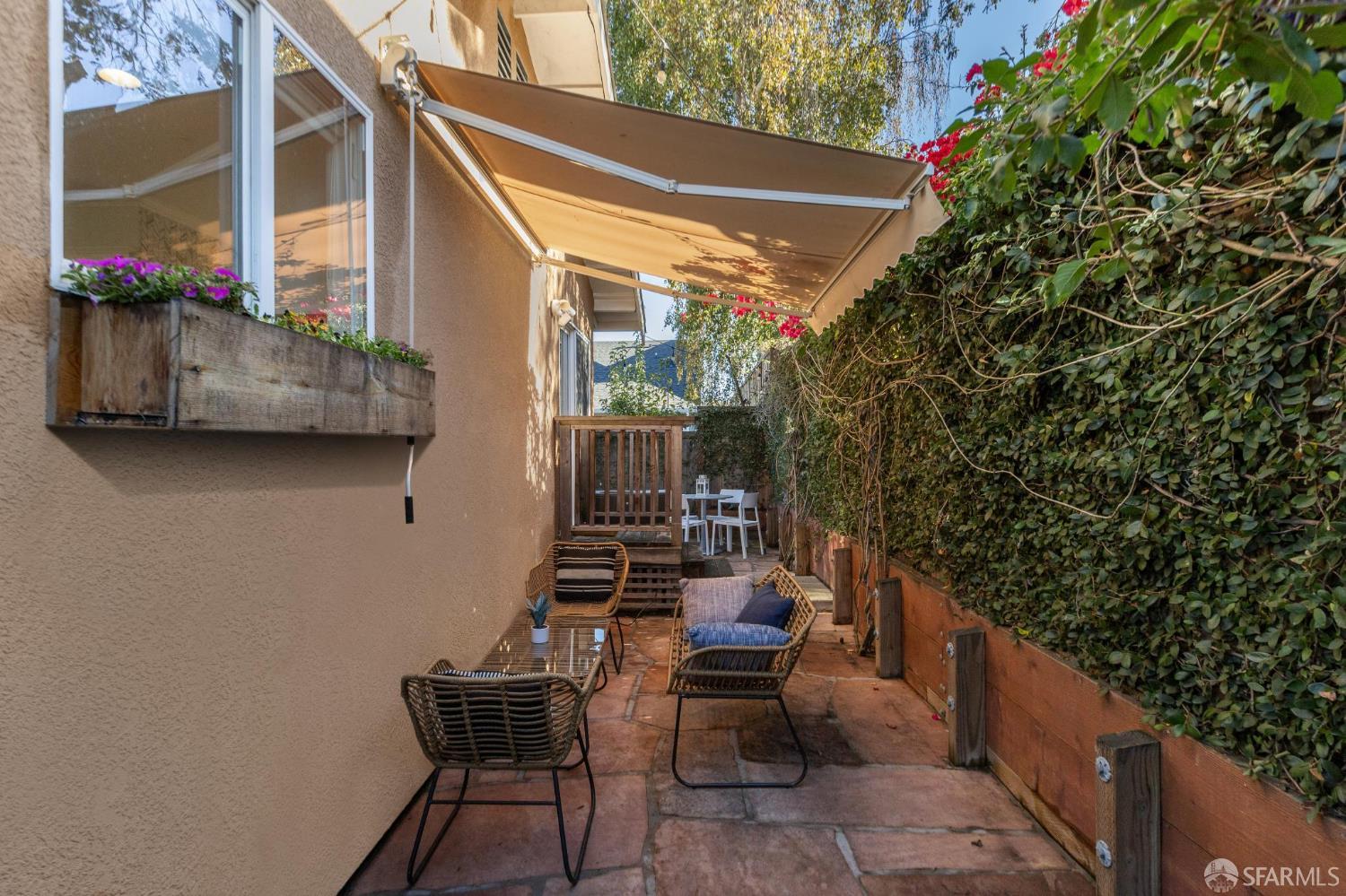 165 W Macarthur Boulevard