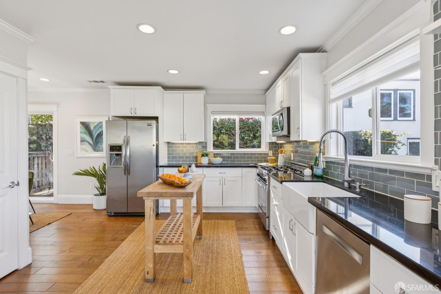 165 W Macarthur Boulevard