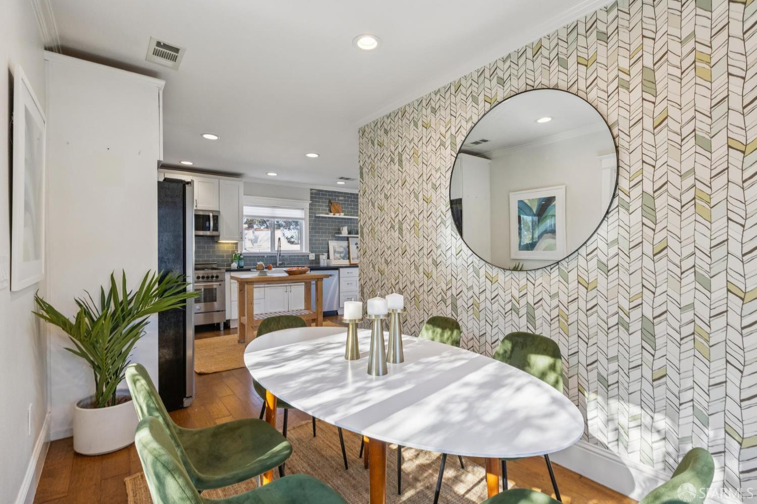 165 W Macarthur Boulevard