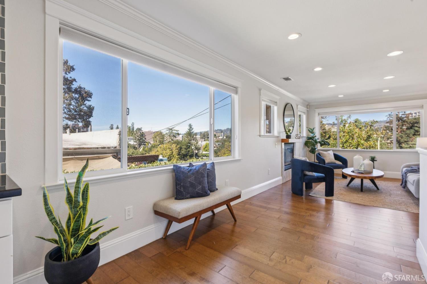 165 W Macarthur Boulevard