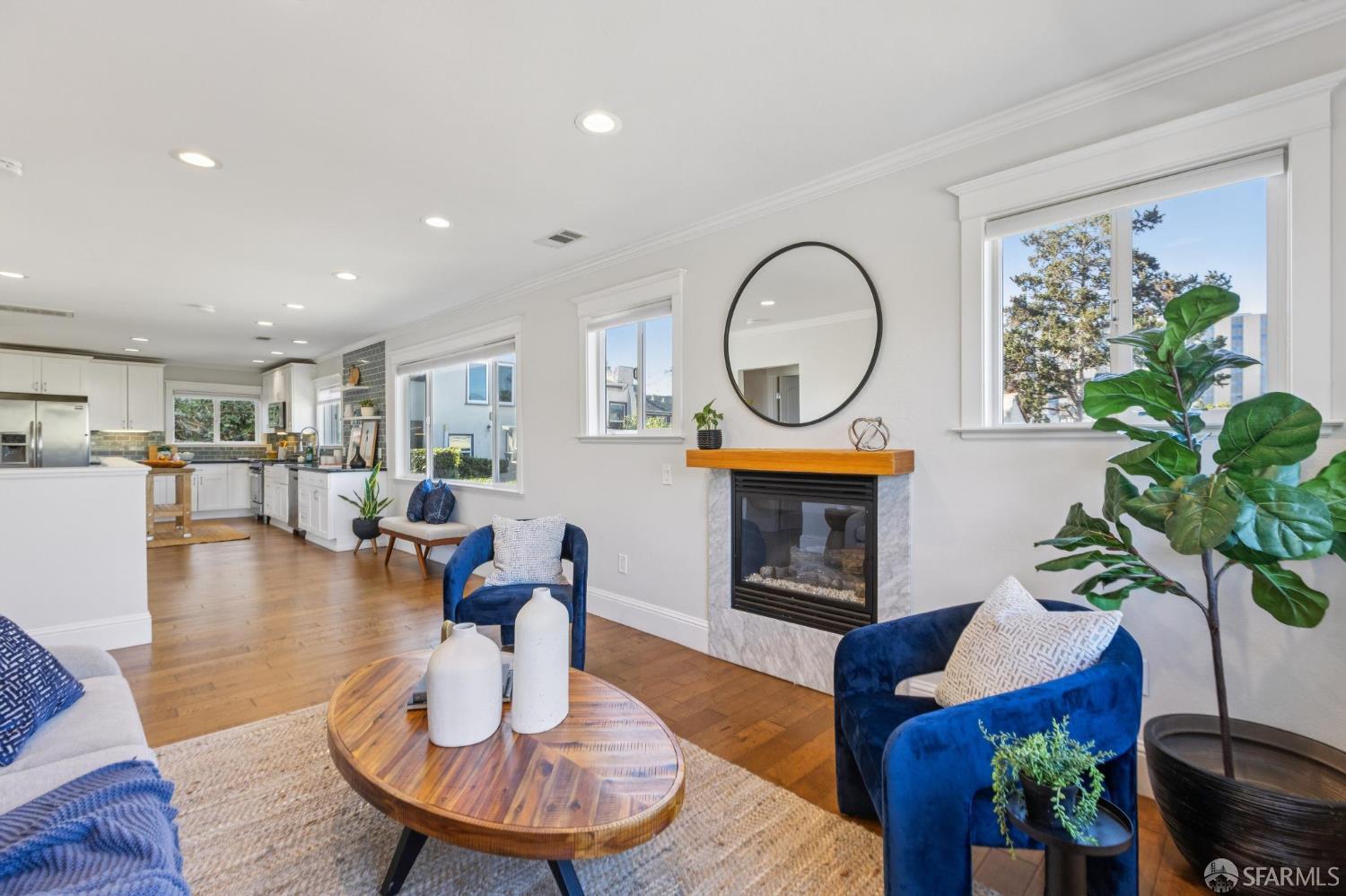 165 W Macarthur Boulevard