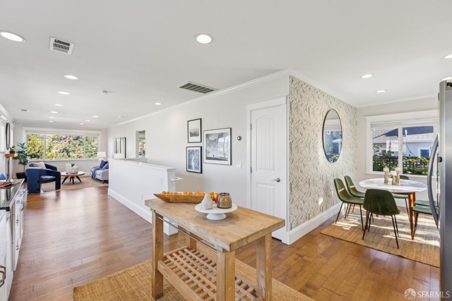 165 W Macarthur Boulevard