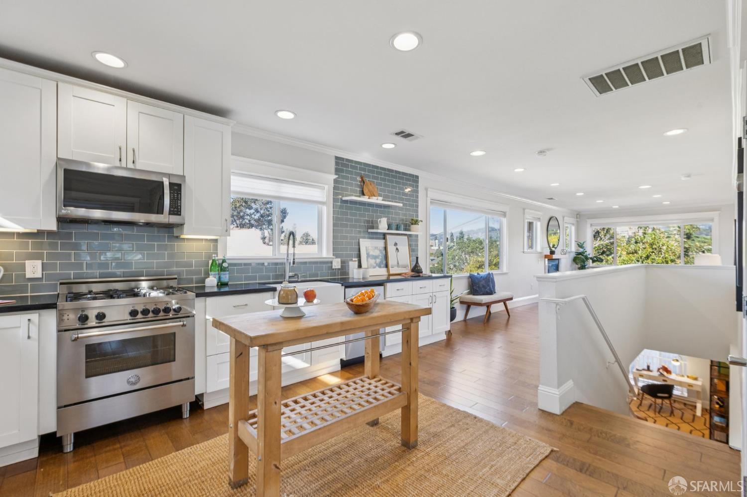 165 W Macarthur Boulevard