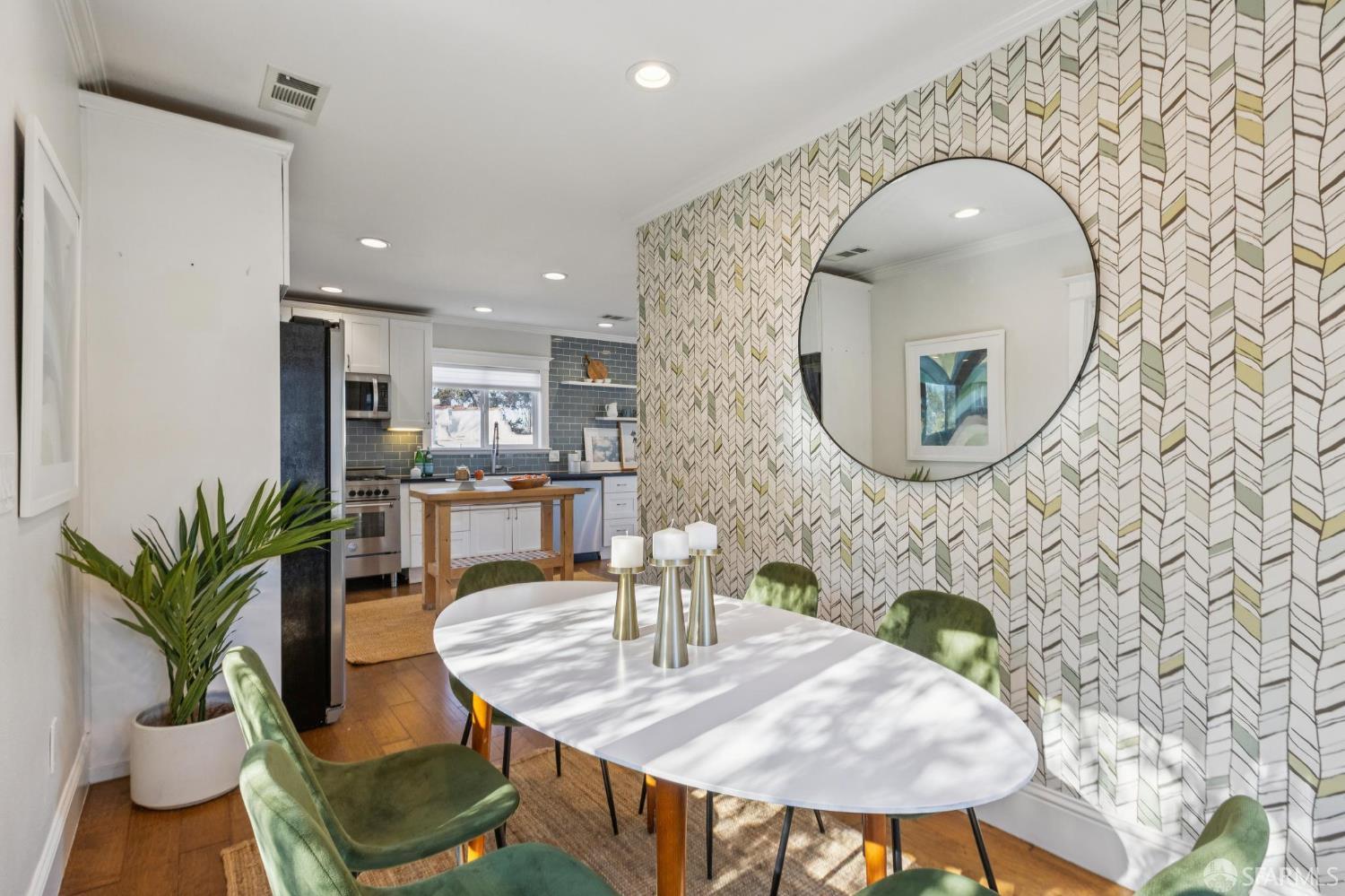 165 W Macarthur Boulevard