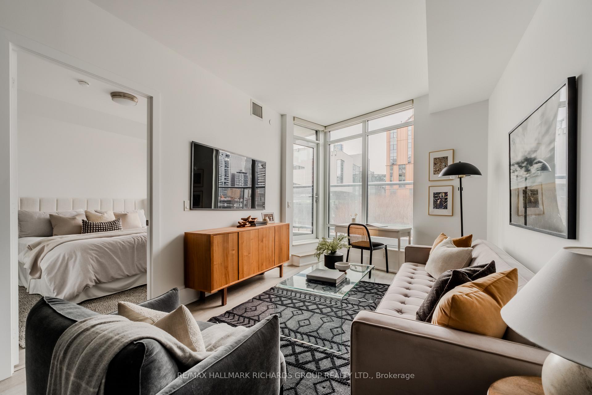 15 Merchants' Wharf N/A 340