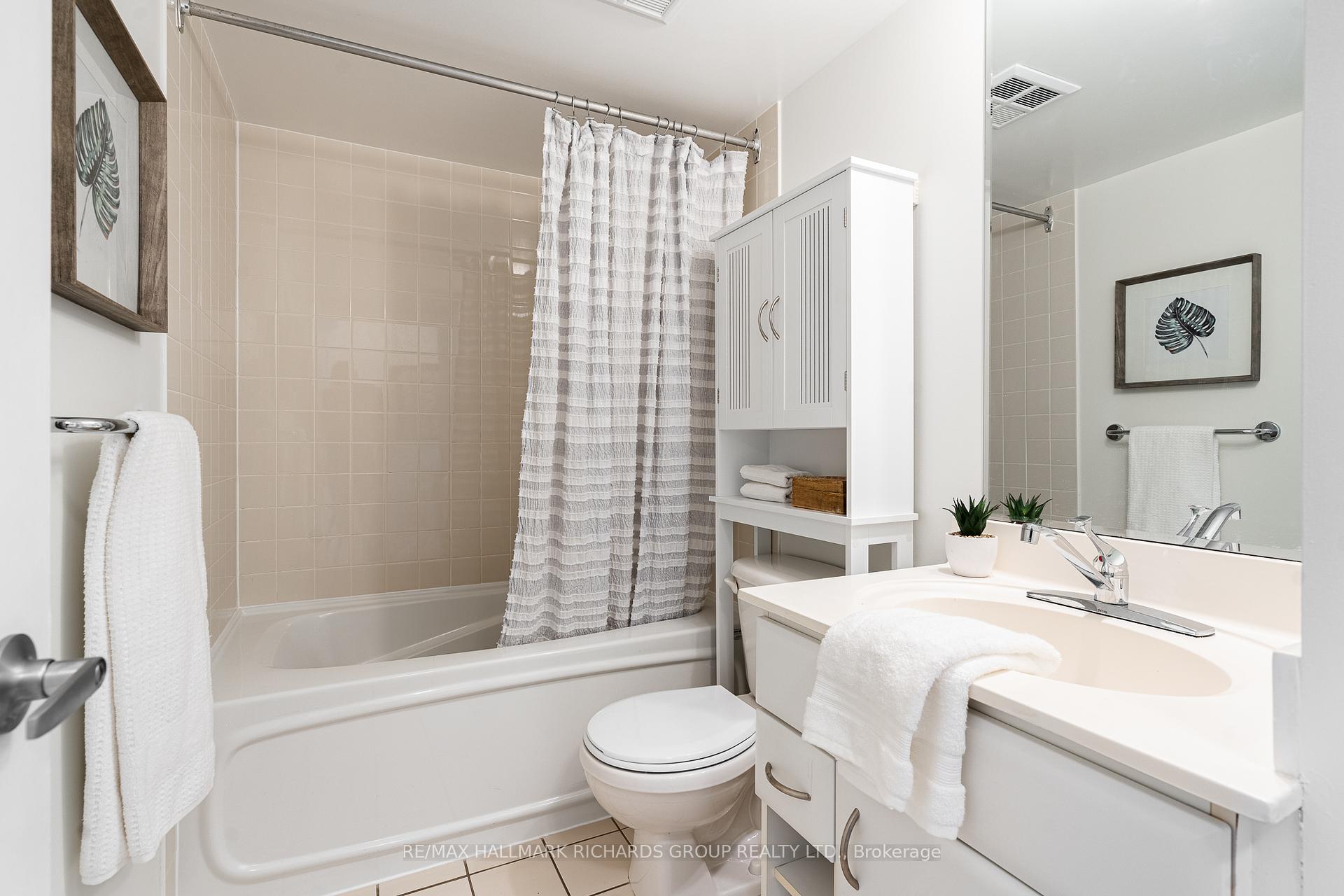 38 Lee Centre Drive 811