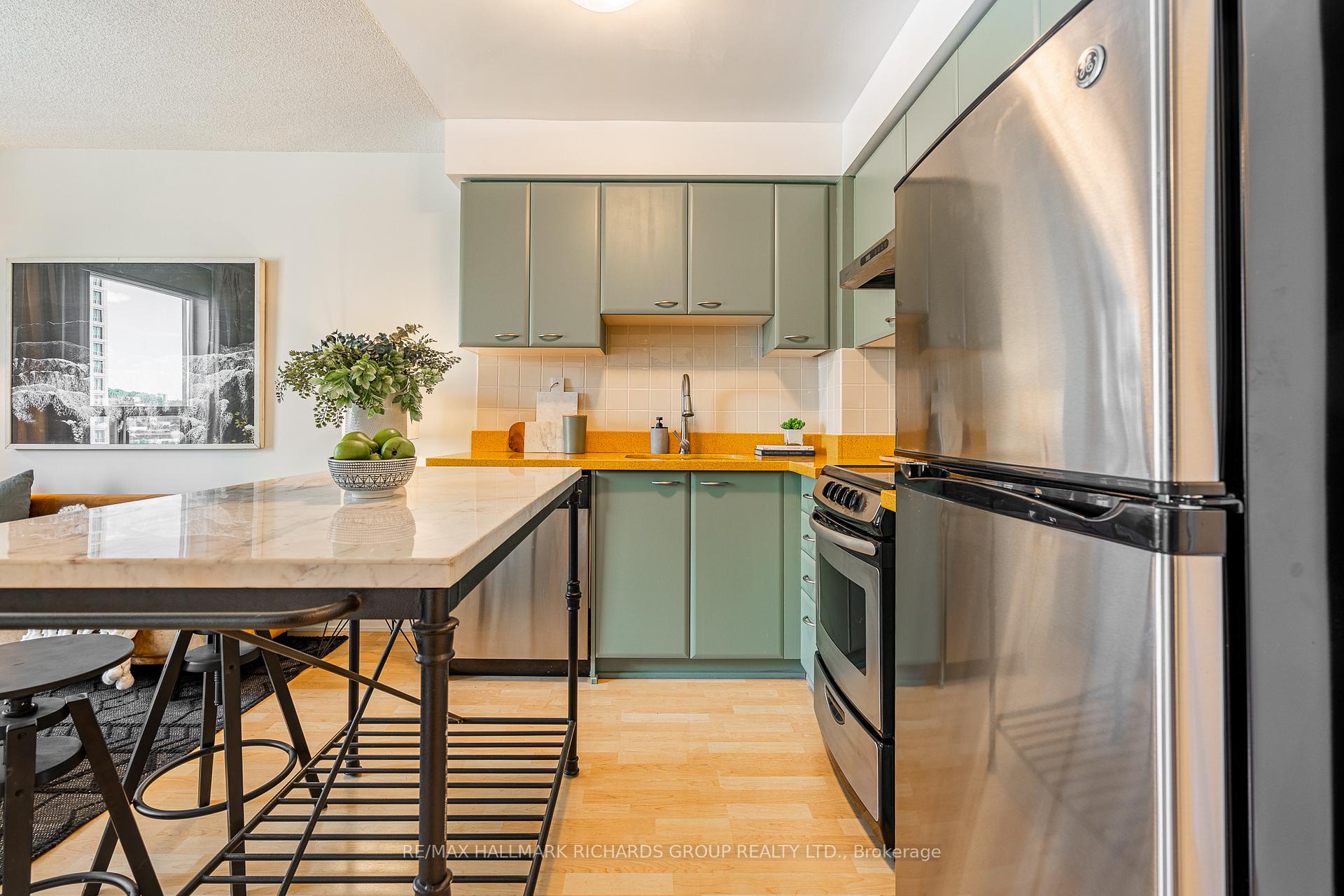 38 Lee Centre Drive 811